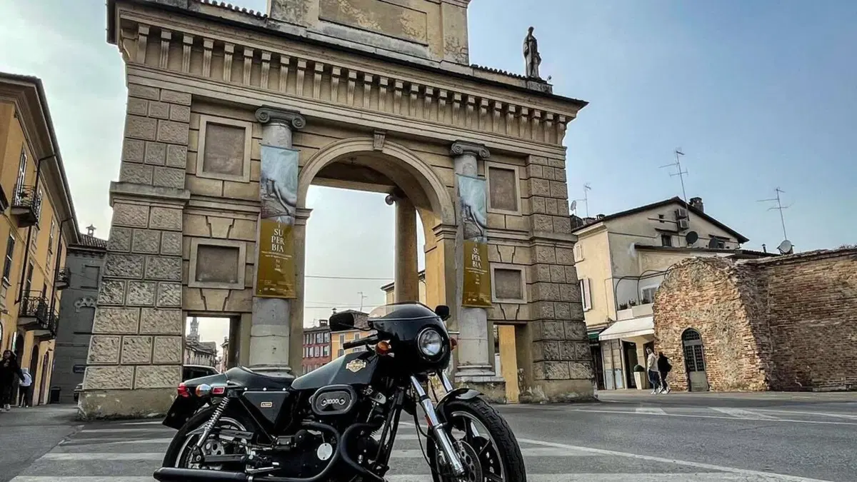 Harley-Davidson   (2)