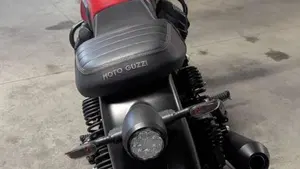 Moto Guzzi V7 Stone (2021 - 24)  (2)