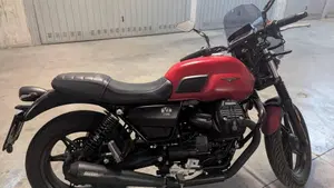 Moto Guzzi V7 Stone (2021 - 24)  (6)