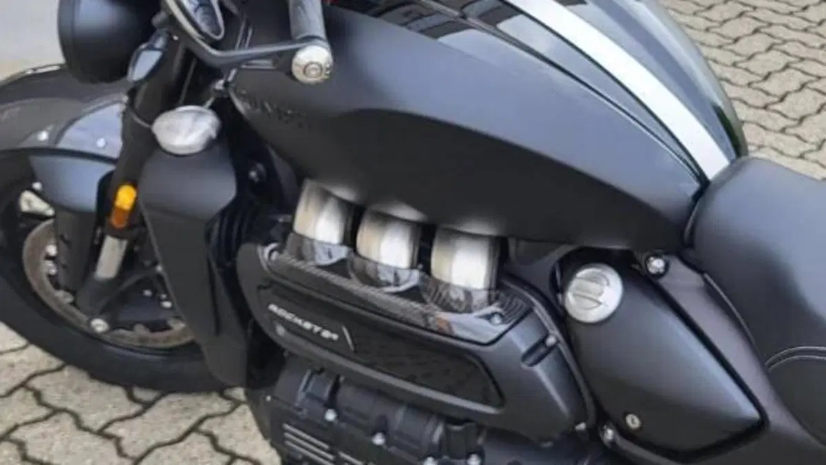 Triumph Rocket 3 R (2021 - 24)  (2)