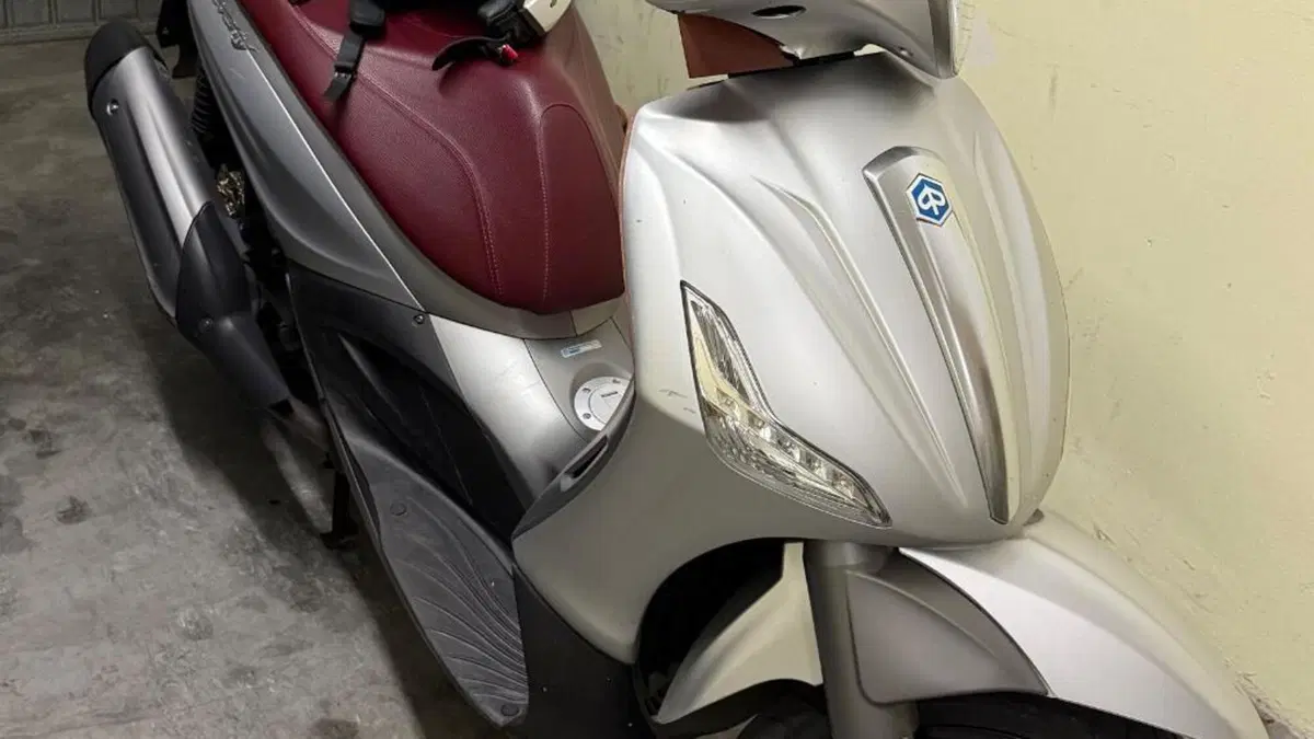 Piaggio Beverly 350 SportTouring ie ABS (2011 - 17)  (2)