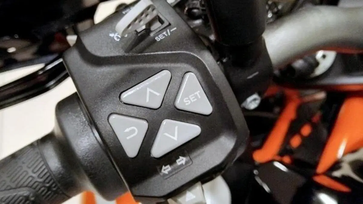 KTM 1290 Super Duke GT (2021)  (5)
