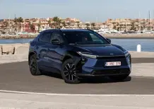 Toyota bZ4X: il SUV elettrico si evolve con più potenza, efficienza e comfort. Arriva a dicembre 2025