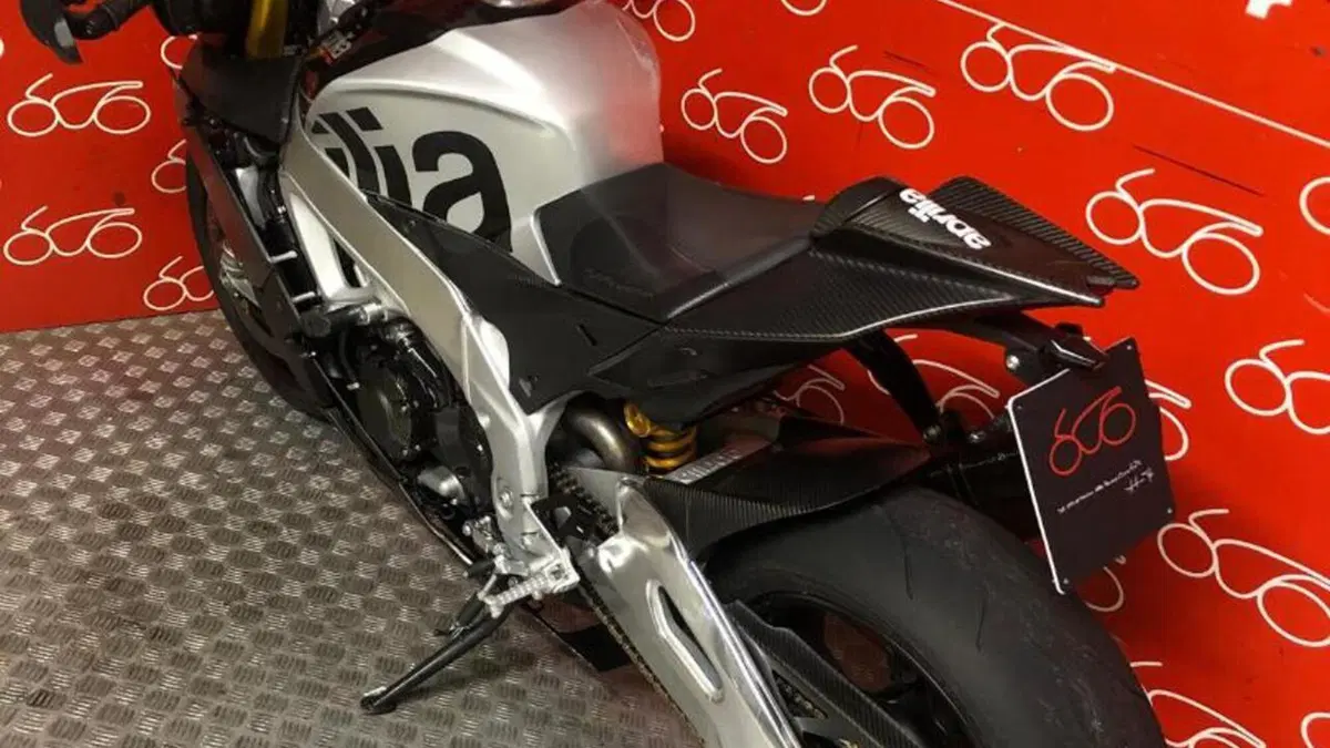 Aprilia Tuono V4 Factory (2019 - 20)  (4)