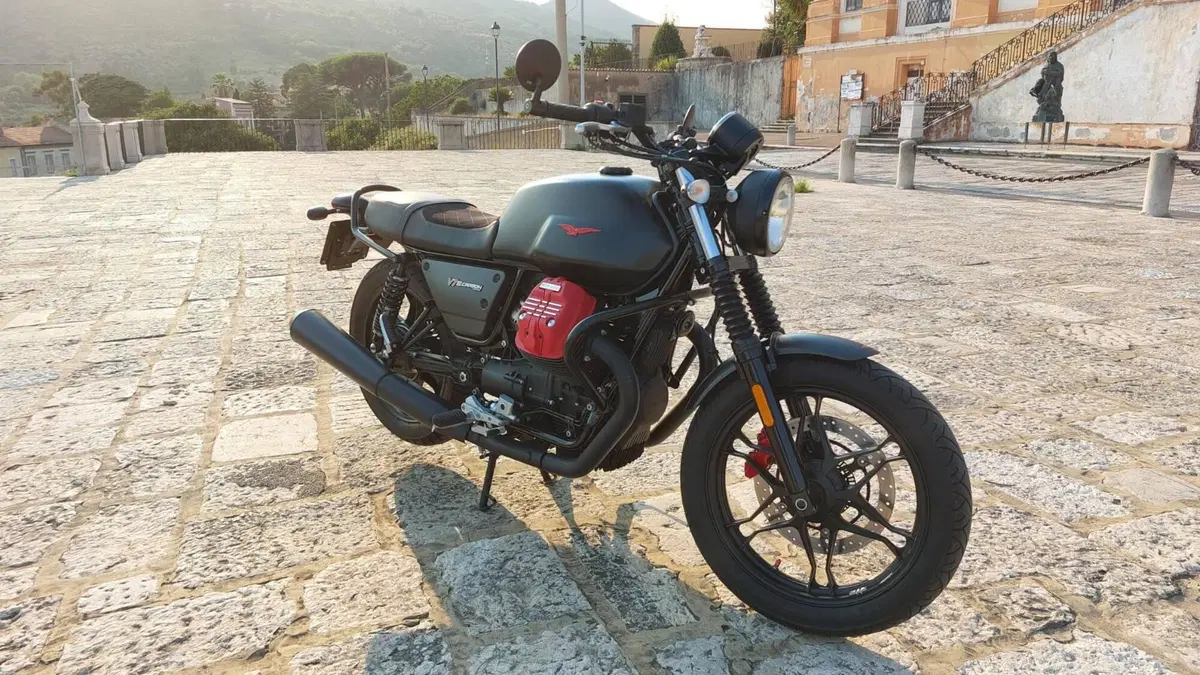 Moto Guzzi V7 III Carbon (2018 - 20)  (2)