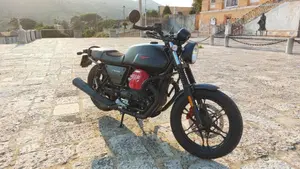 Moto Guzzi V7 III Carbon (2018 - 20)  (2)
