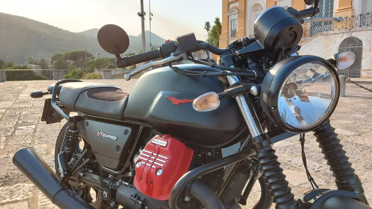 Moto Guzzi V7 III Carbon (2018 - 20)  (4)