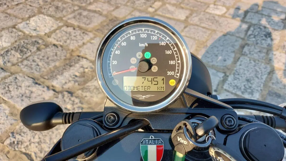 Moto Guzzi V7 III Carbon (2018 - 20)  (5)