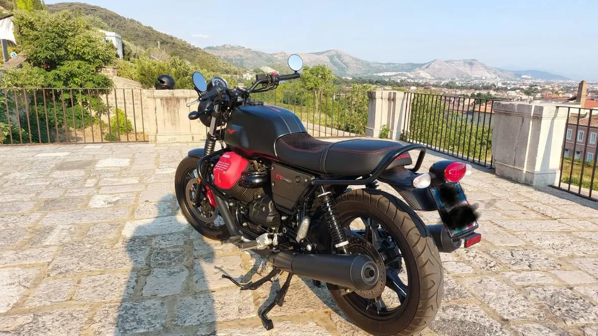 Moto Guzzi V7 III Carbon (2018 - 20)  (6)