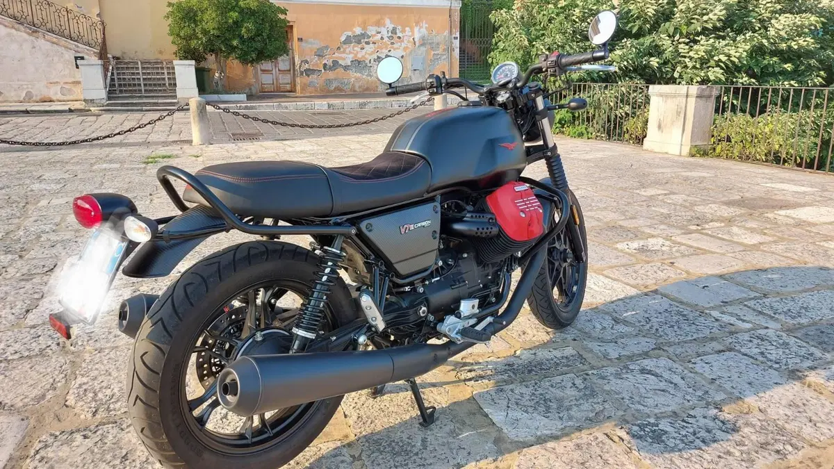 Moto Guzzi V7 III Carbon (2018 - 20)  (7)
