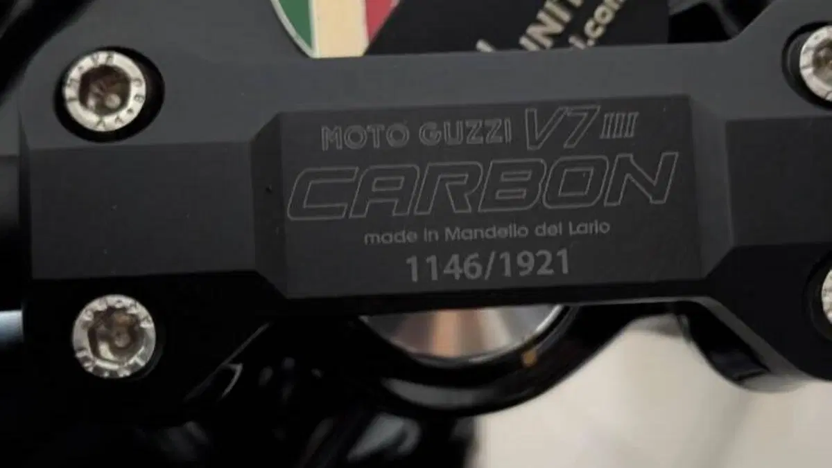 Moto Guzzi V7 III Carbon (2018 - 20)  (8)