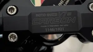 Moto Guzzi V7 III Carbon (2018 - 20)  (8)