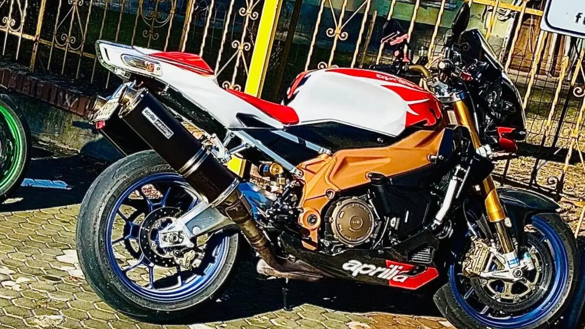 Aprilia Tuono 1000 R Factory (2006 - 11) 