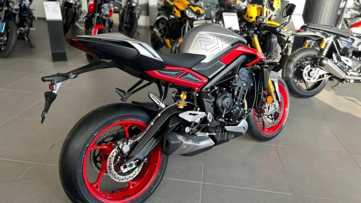 Triumph Street Triple 765 RX (2026)  (2)