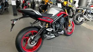 Triumph Street Triple 765 RX (2026)  (2)