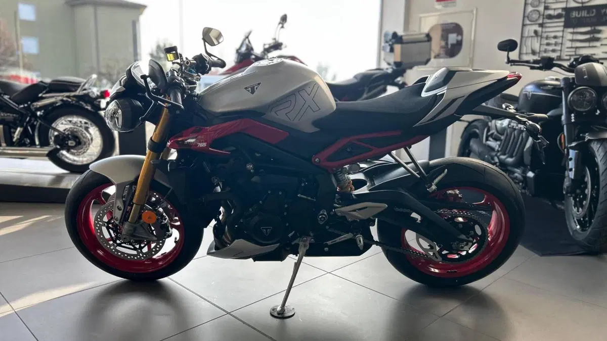 Triumph Street Triple 765 RX (2026)  (3)