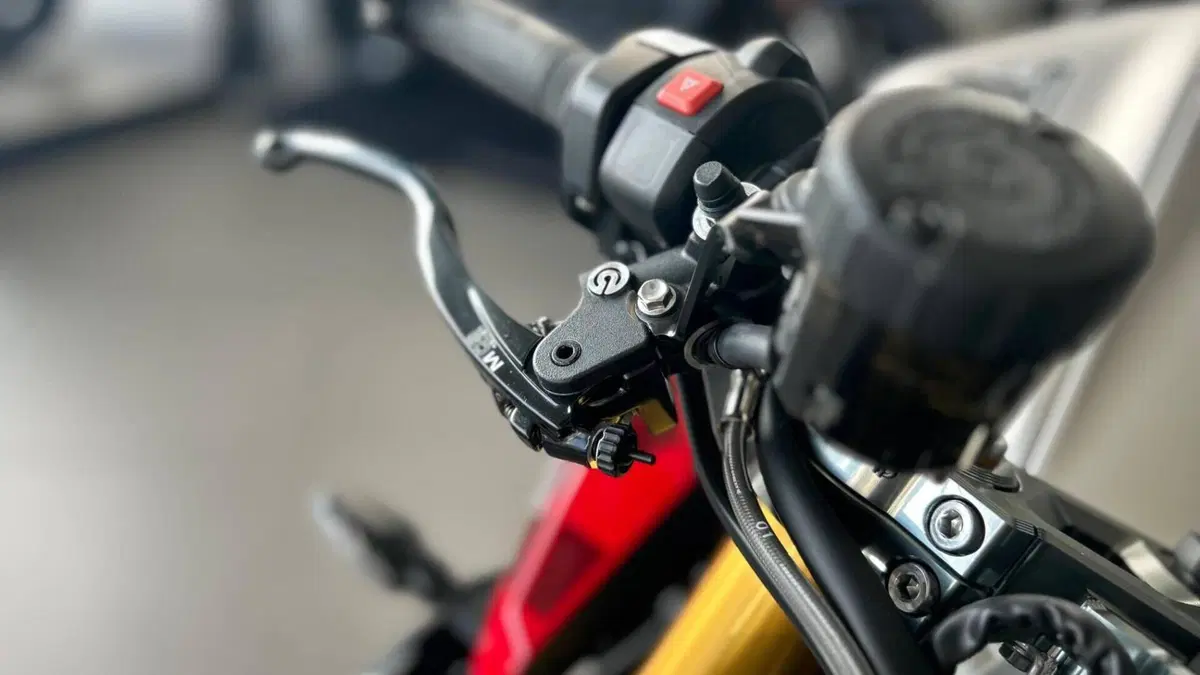 Triumph Street Triple 765 RX (2026)  (11)
