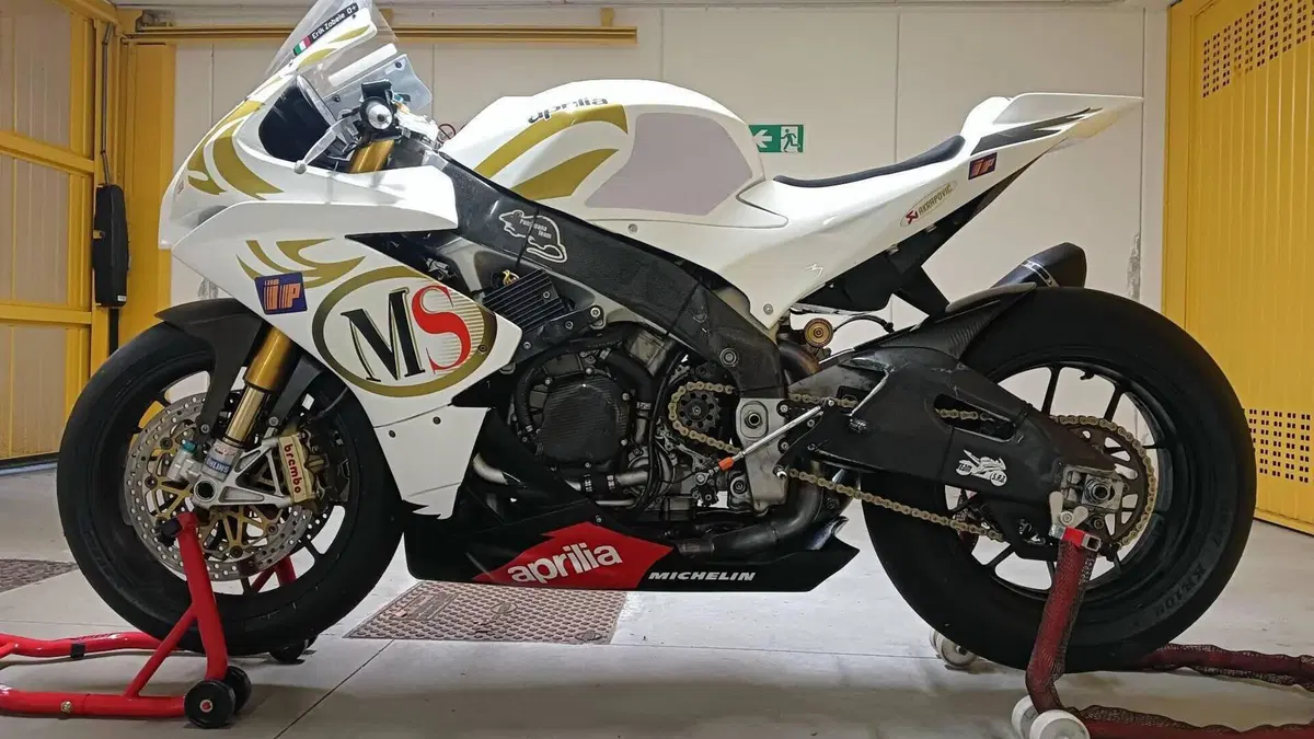 Aprilia RSV4 Factory APRC ABS (2011 - 15)  (2)