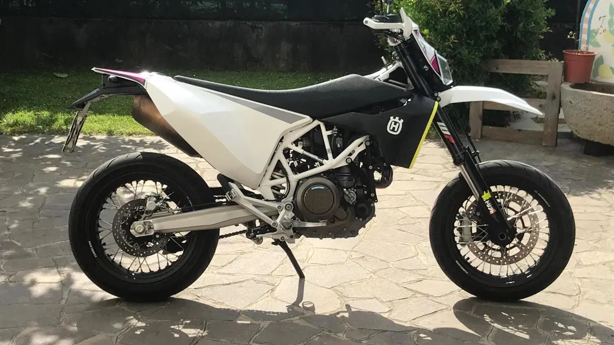 Husqvarna 701 Supermoto (2017 - 19)  (2)