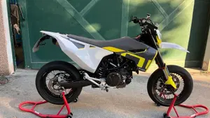 Husqvarna 701 Supermoto (2022)  (4)