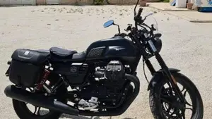 Moto Guzzi V7 III Stone (2017 - 20)  (2)