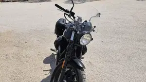 Moto Guzzi V7 III Stone (2017 - 20)  (4)
