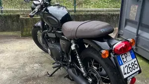Triumph Bonneville T100 Black (2017 - 20)  (2)