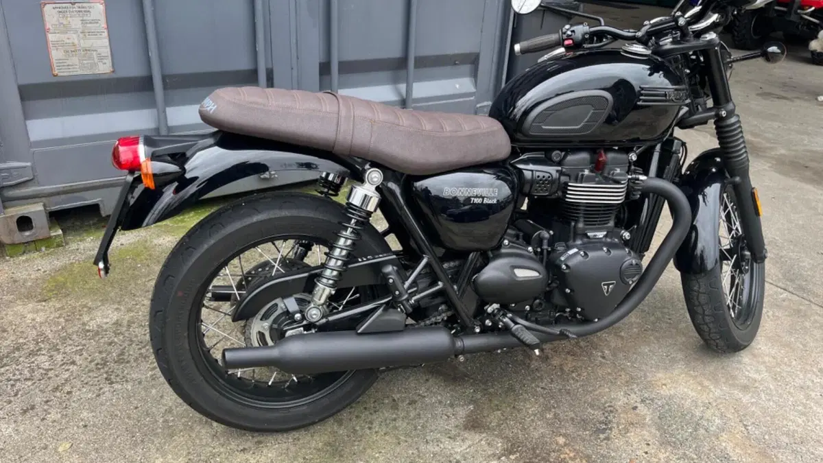 Triumph Bonneville T100 Black (2017 - 20)  (6)