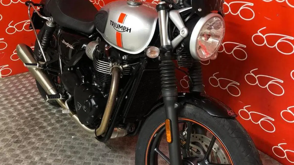Triumph Street Twin 900 (2016)  (2)