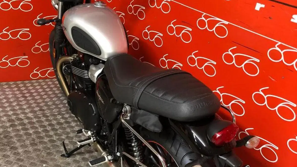 Triumph Street Twin 900 (2016)  (4)