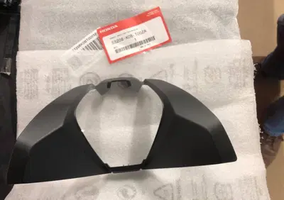 COPERCHIO SUPERIORE MANUBRIO PER HONDA FORZA 350. - Annuncio 9914803