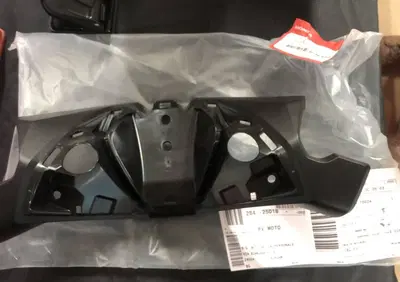 COPERCHIO INFERIORE MANUBRIO PER HONDA FORZA 350. - Annuncio 9914811