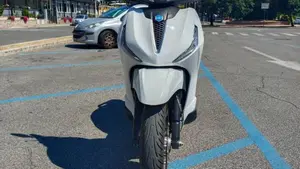Piaggio Beverly 400 ABS-ASR (2021 - 24)  (2)