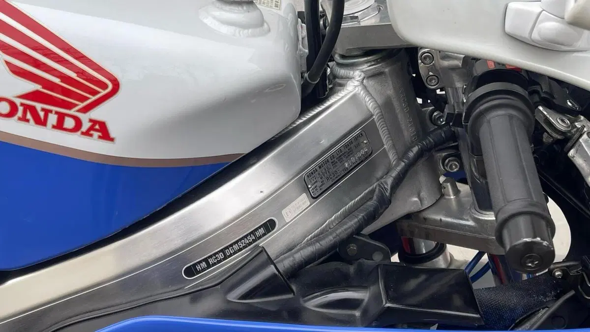 Honda VFR 750 R RC30  (5)