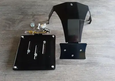 Portatarga italiana centrale nero con luce targa a  - Annuncio 9073942