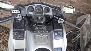 Honda GL 1800 Gold Wing (2000 - 05)  (2)