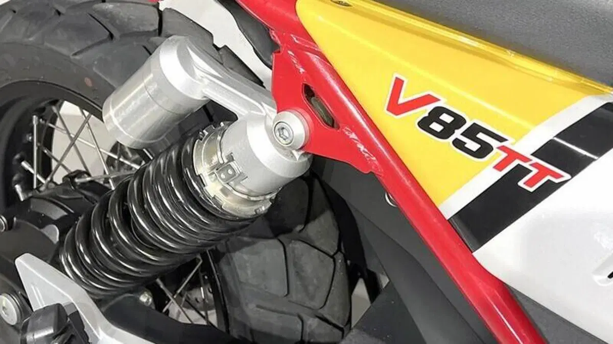 Moto Guzzi V85 TT Evocative Graphics (2019 - 20)  (4)