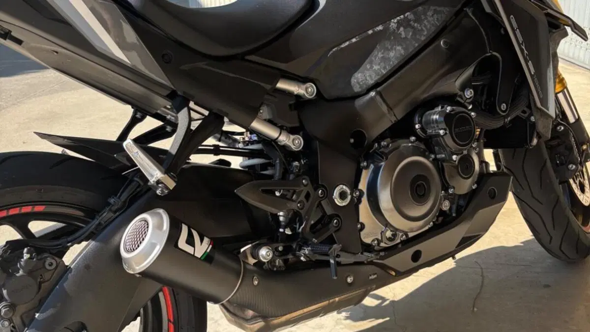 Suzuki GSX-S1000 (2021 - 25)  (2)