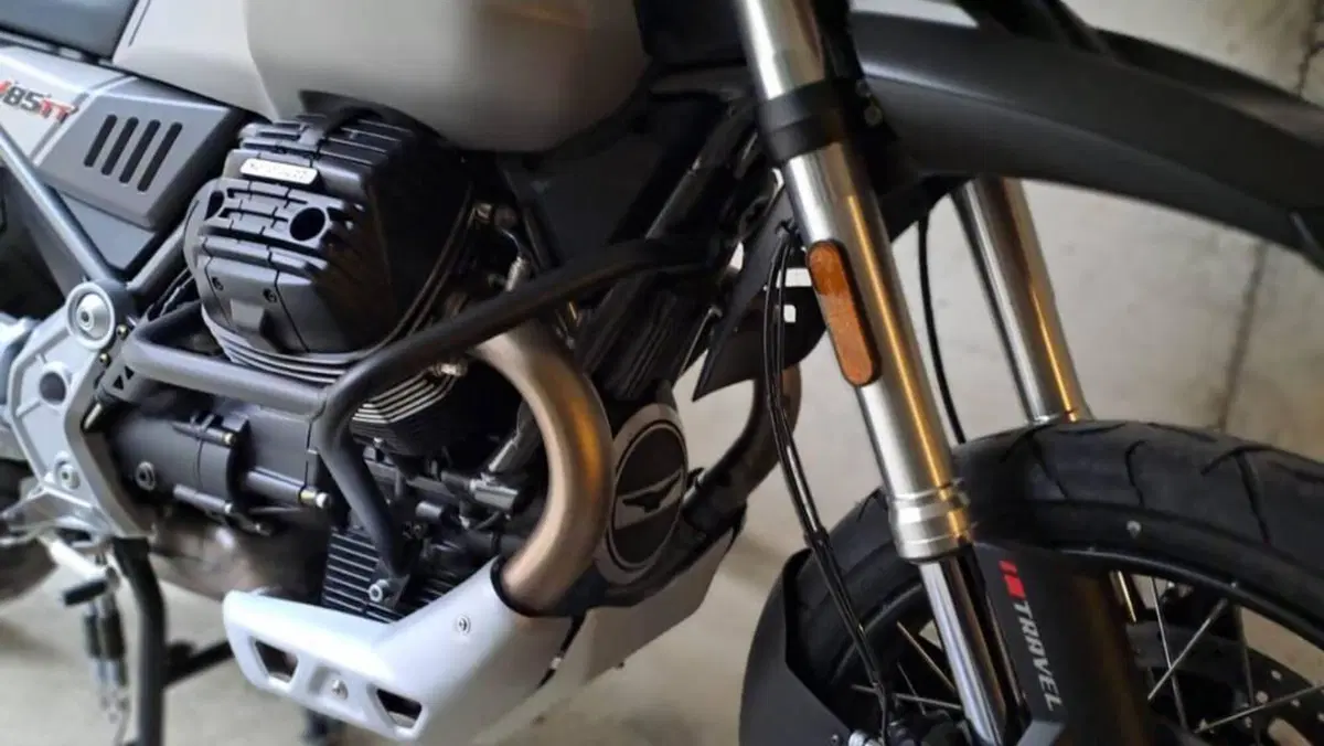 Moto Guzzi V85 TT Travel (2021 - 23)  (2)
