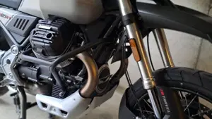 Moto Guzzi V85 TT Travel (2021 - 23)  (2)