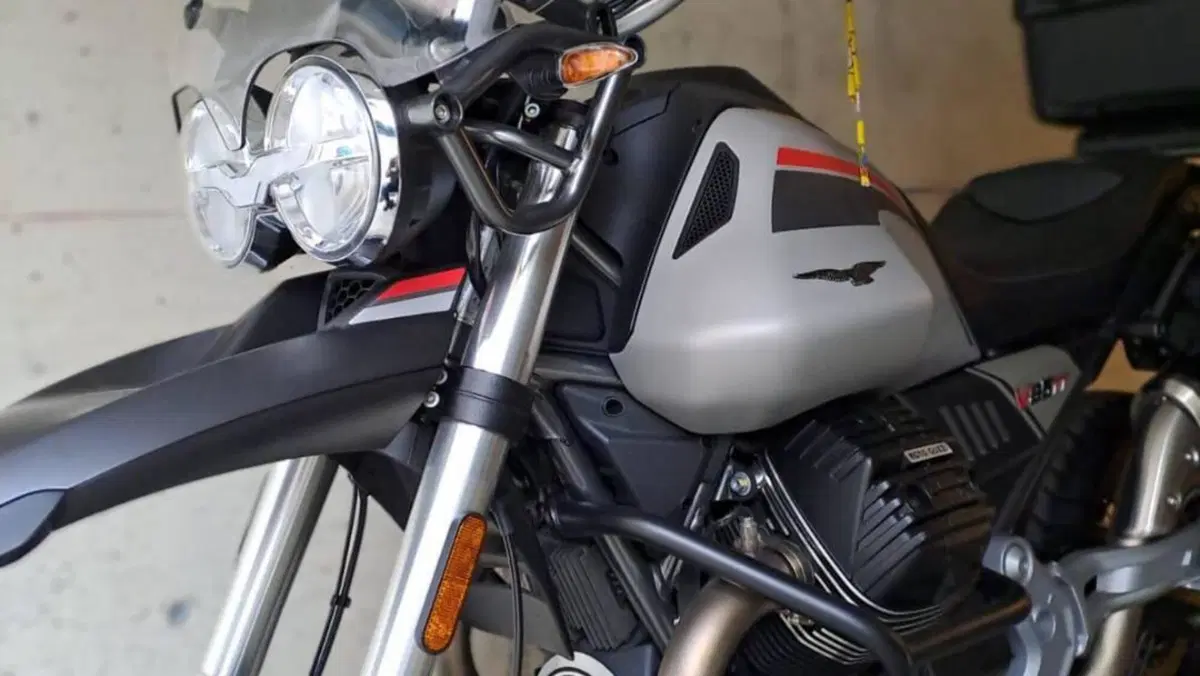 Moto Guzzi V85 TT Travel (2021 - 23)  (4)