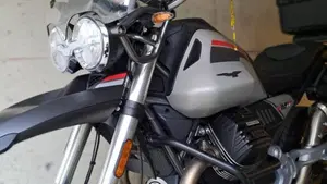 Moto Guzzi V85 TT Travel (2021 - 23)  (4)