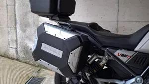 Moto Guzzi V85 TT Travel (2021 - 23)  (8)