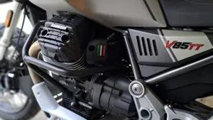 Moto Guzzi V85 TT Travel (2021 - 23)  (10)