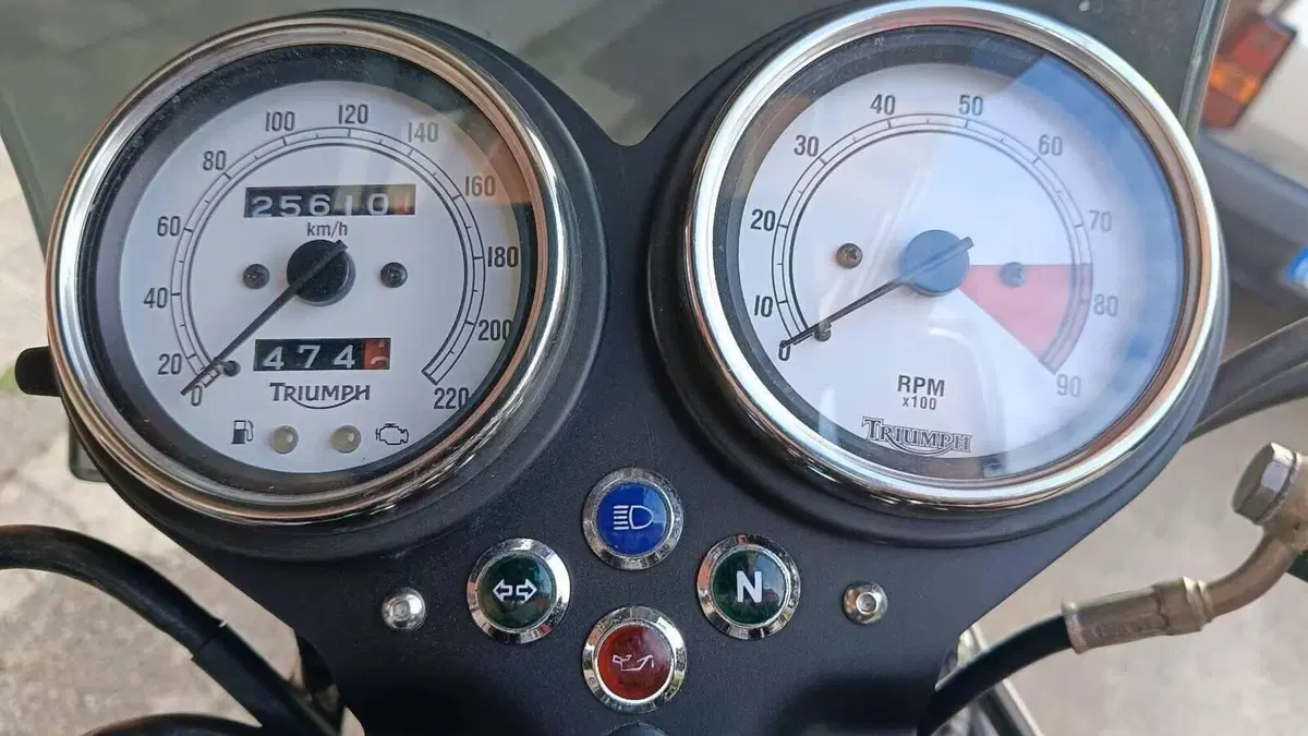 Triumph Thruxton 900 (2004 - 15)  (4)