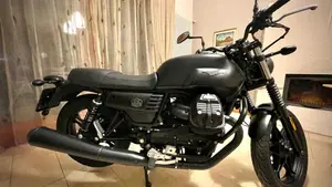 Moto Guzzi V7 III Stone Night Pack (2019 - 20)  (2)