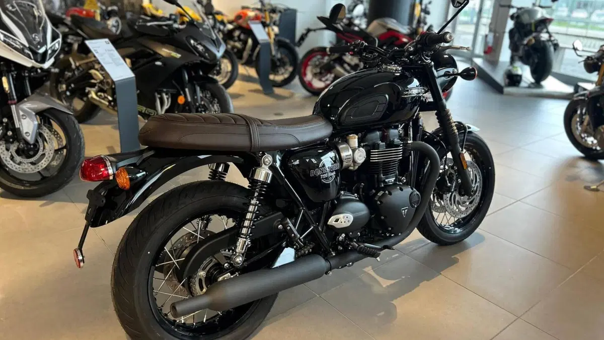 Triumph Bonneville T120 Black (2026)  (2)