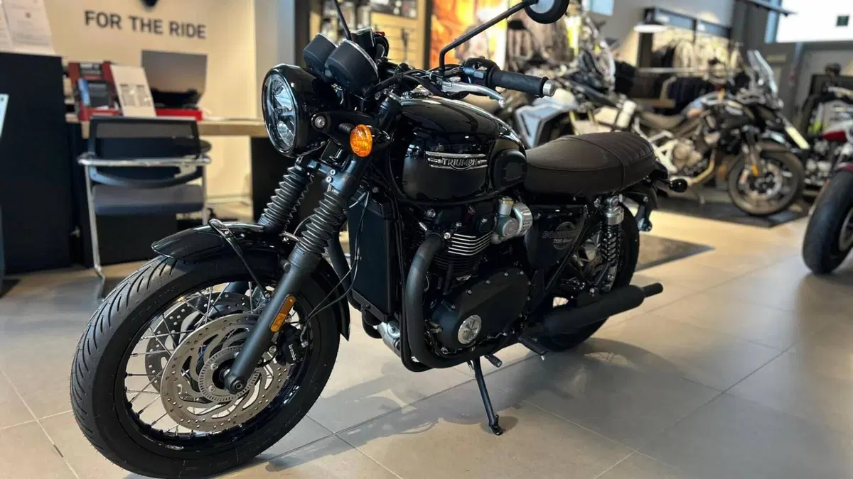 Triumph Bonneville T120 Black (2026)  (4)