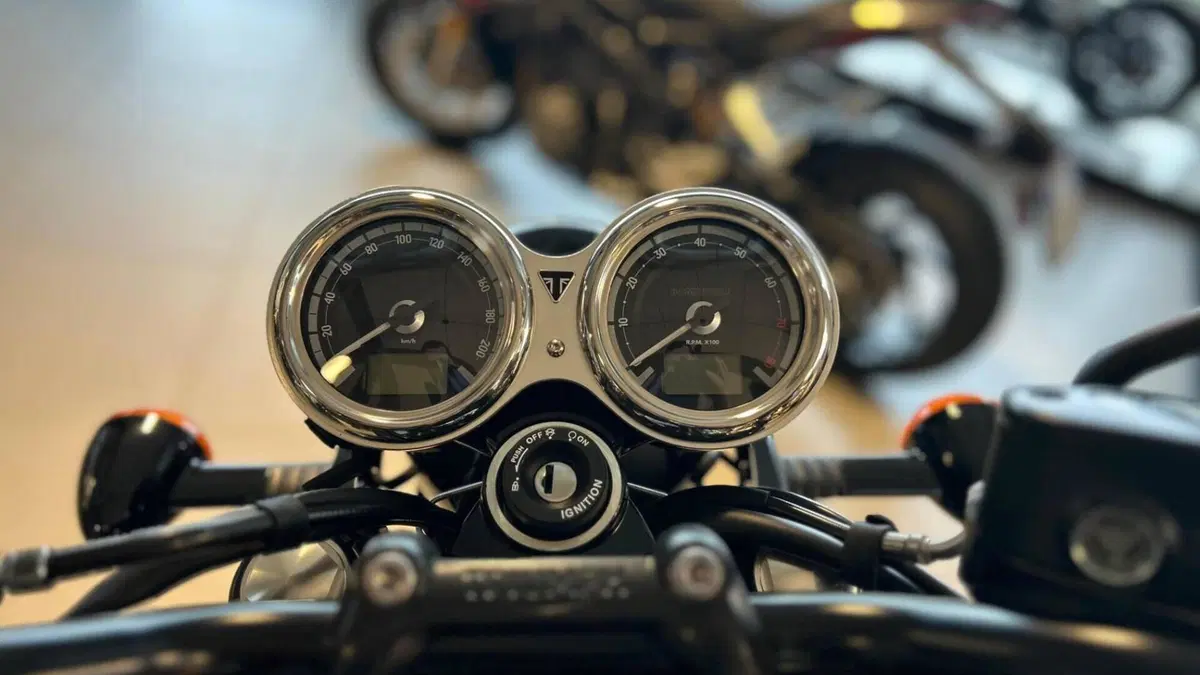 Triumph Bonneville T120 Black (2026)  (7)