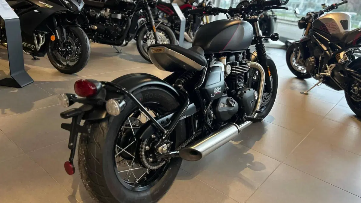 Triumph Bonneville Bobber 1200 (2026)  (2)